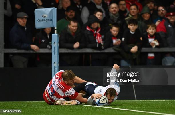 Max Malins of Saracens scores his side's first try during the Gallagher Premiership Rugby match between Gloucester Rugby and Saracens at Kingsholm...