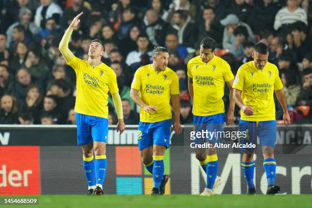 Ruben Alcaraz of Cadiz CF celebrates with teammates after scoring the team's first goal during the LaLiga Santander match between Valencia CF and...