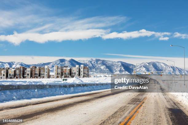 colorado winter road. - front range mountain range 個照片及圖片檔