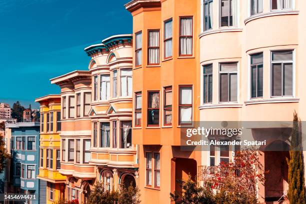 residential houses in san francisco, california, usa - san francisco street stockfoto's en -beelden