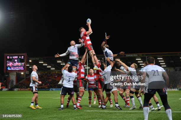 Freddie Clarke of Gloucester claims the lineout over Nick Isiekwe and Maro Itoje of Saracens during the Gallagher Premiership Rugby match between...