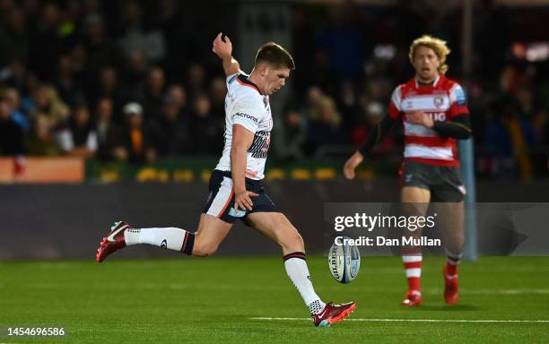 Owen Farrell of Saracens kicks a drop goal to win the game during the Gallagher Premiership Rugby match between Gloucester Rugby and Saracens at...