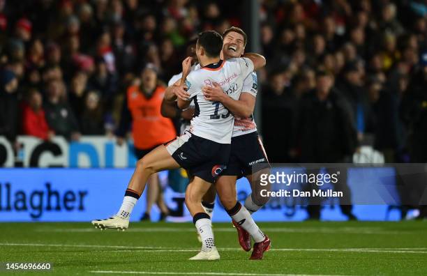 Owen Farrell of Saracens celebrates with Alex Lozowski of Saracens after kicking a drop goal to win the match during the Gallagher Premiership Rugby...