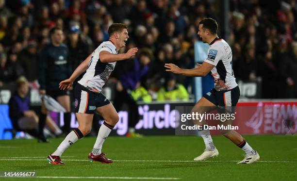 Owen Farrell of Saracens celebrates with Alex Lozowski of Saracens after kicking a drop goal to win the match during the Gallagher Premiership Rugby...