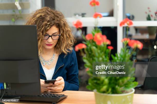oficial femenina que trabaja en el turno de tarde en la oficina - funcionario fotografías e imágenes de stock