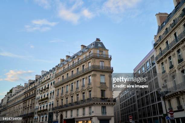 buildings with many windows and balconies in the city of paris, seen from a low angle and with the sky in the background. - upper_house stock-fotos und bilder