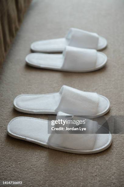 two pairs of white toweling hotel disposable slippers - chinelos imagens e fotografias de stock