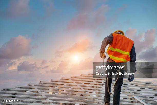 construction industry. roofer - dakdekker stockfoto's en -beelden