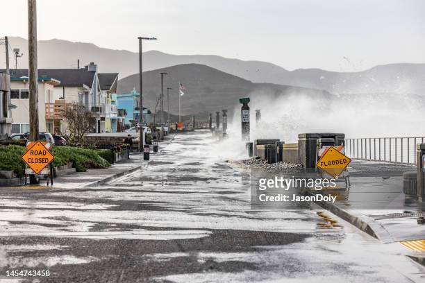 storm damage northern california - bomb cyclone stockfoto's en -beelden