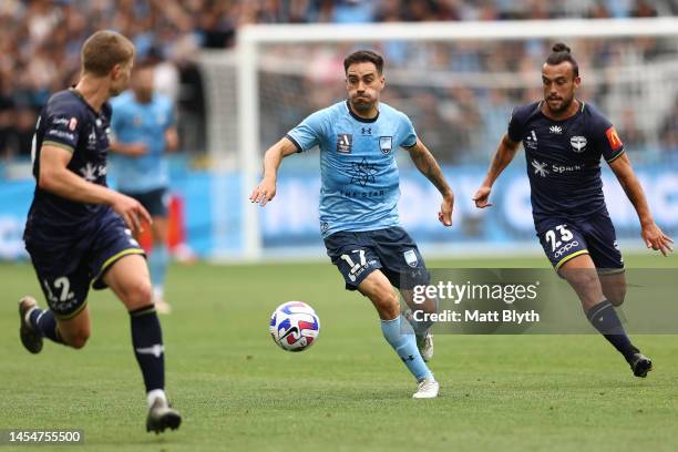 Anthony Caceres of Sydney FC controls the ball during the round 11 A-League Men's match between Sydney FC and Wellington Phoenix at Allianz Stadium...