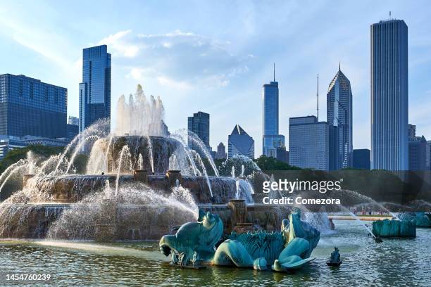 buckingham fountain and cityscape, chicago, usa - buckingham fountain chicago stock pictures, royalty-free photos & images