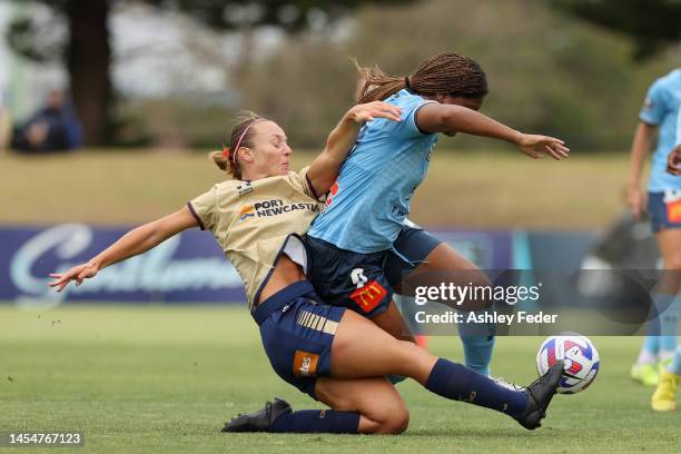 Teigen Allen of the Jets contests Madison Haley of Sydney FC during the round nine A-League Women's match between Newcastle Jets and Sydney FC at No....