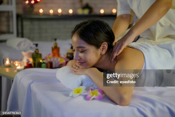 employee are working at spa and resort hotel. - images of massage rooms 個照片及圖片檔