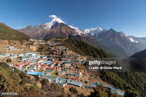 mt thamserku in namche bazaar in nepal - parque nacional do monte everest imagens e fotografias de stock