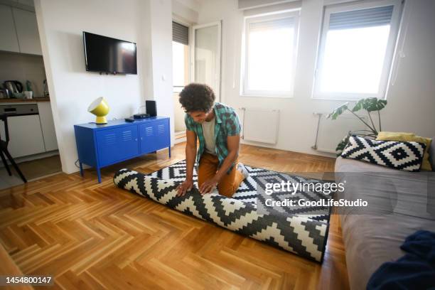 mann zieht in sein neues zuhause - carpet roll stock-fotos und bilder