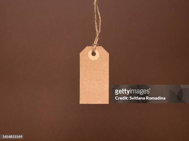 brown paper price tag, paper label - discount store fotografías e imágenes de stock