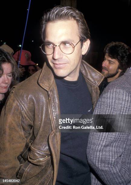 Actor Kevin Costner attends the "Good Morning, Vietnam" Hollywood Premire on December 17, 1987 at the Pacific's Cinerama Dome in Hollywood,...