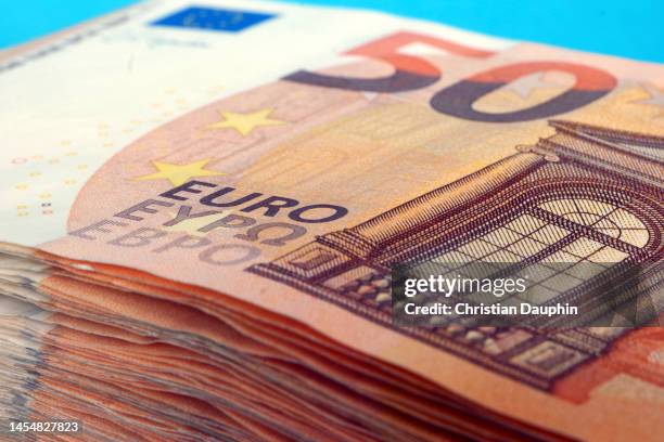 stack of 50 euro banknotes. - millionnaire stock-fotos und bilder