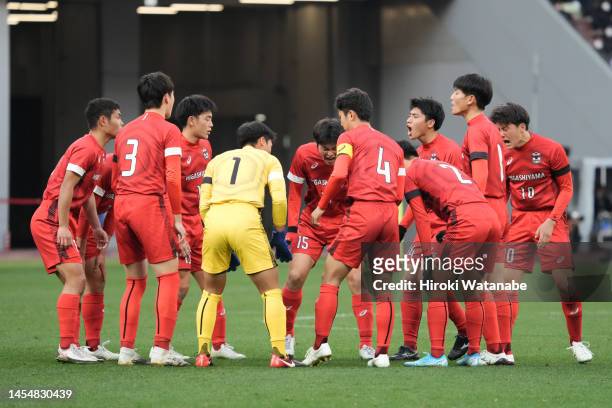 Players of Higashiyama huddle during the 101st All Japan High School Soccer Tournament semi final between Higashiyama and Ozu at National Stadium on...