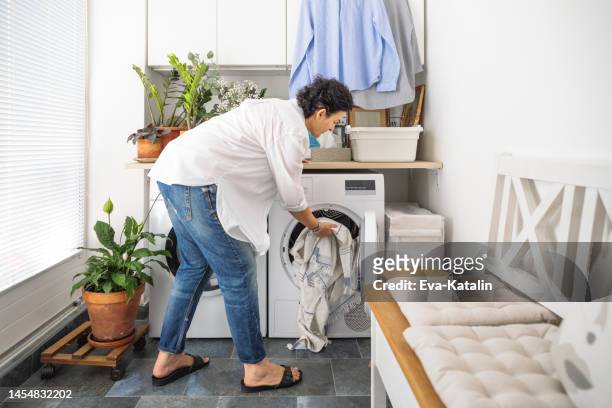 zuhause - woman showering stock-fotos und bilder
