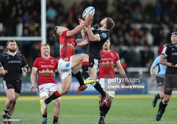 Harry Potter of Leicester Tigers and Brett Connon of Newcastle Falcons compete for the ball during the Gallagher Premiership Rugby match between...