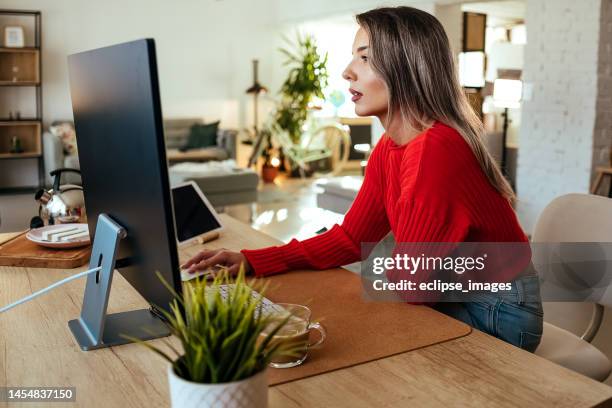 ich liebe es, dass die freiheit, die arbeit von zu hause - menschen vorm pc stock-fotos und bilder