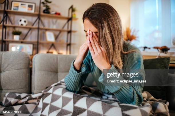 ich fühle viel schmerz - brechreiz stock-fotos und bilder