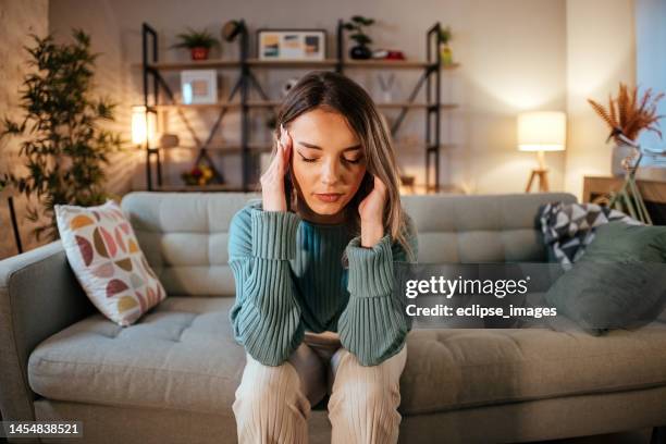 sento molto dolore - sindrome premestruale foto e immagini stock