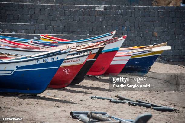 fishing boats on fishermen bay beach at cidade velha on santiago island, cape verde. - cidade velha stockfoto's en -beelden