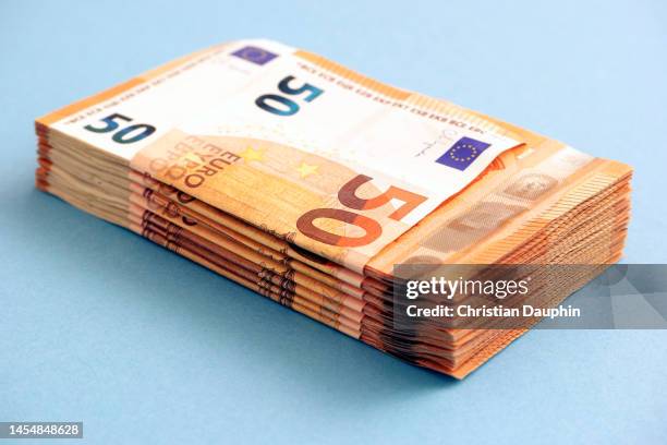 stack of 50 euro banknotes. - veleiding stockfoto's en -beelden