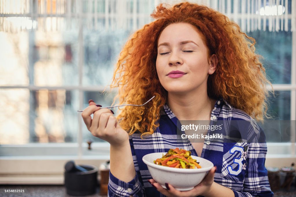 Frau isst eine gesunde vegetarische Mahlzeit