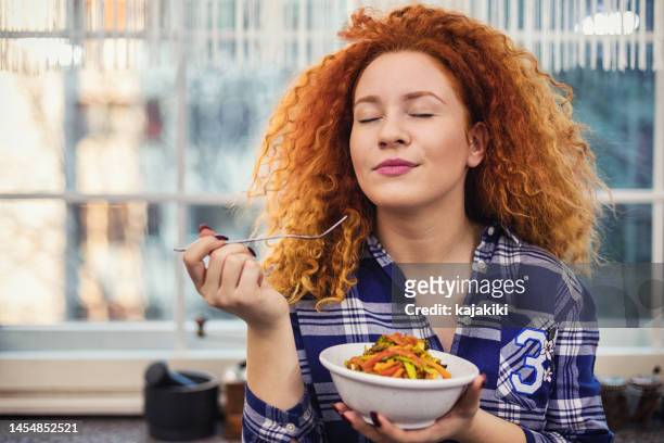 mulher comendo uma refeição vegetariana saudável - provar usar a boca - fotografias e filmes do acervo