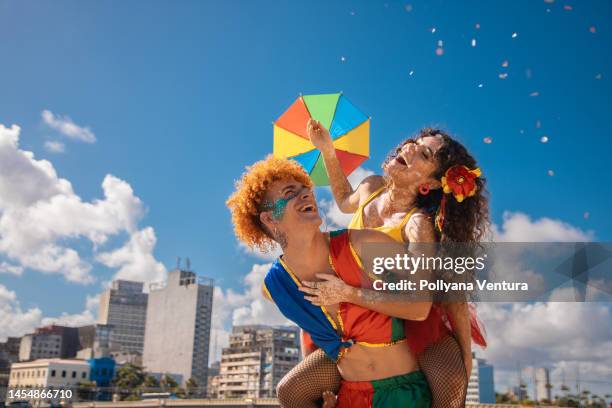 menschen im brasilianischen karneval - carnaval recife stock-fotos und bilder