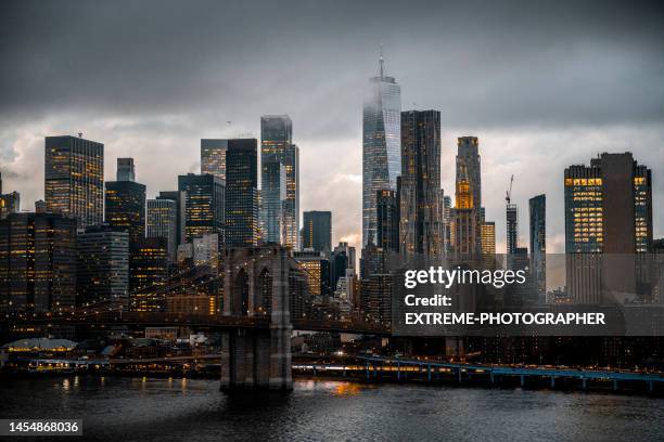 der blick auf die brooklyn bridge und lower manhattan - screen saver stock-fotos und bilder