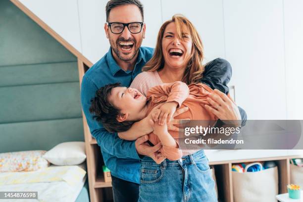 happy family - family stockfoto's en -beelden