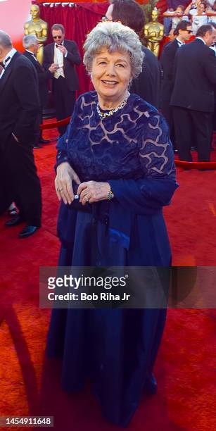 Shelley Winters arrives at the Academy Awards, March 23, 1998 in Los Angeles, California.