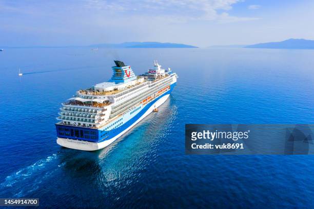 cruiser segelt von rijeka - ocean liner stock-fotos und bilder