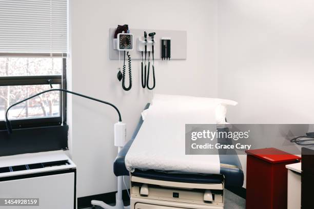examination table in doctor's office - ambulatorio medico foto e immagini stock