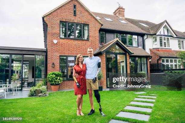 portrait en plein air de jeunes propriétaires londoniens - maison jumelée photos et images de collection