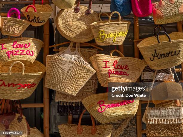 die welterbestadt rom in italien - blumenfeld stock-fotos und bilder