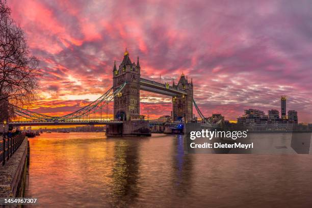 rascacielos london tower bridge river y thames city, panorama iluminado del amanecer - london tower bridge fotografías e imágenes de stock