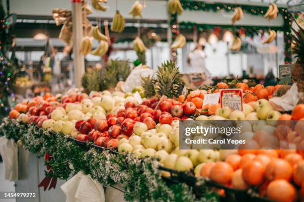 the exterior of a fruit and vegetable shop in market stall - puesto de mercado agrícola fotografías e imágenes de stock