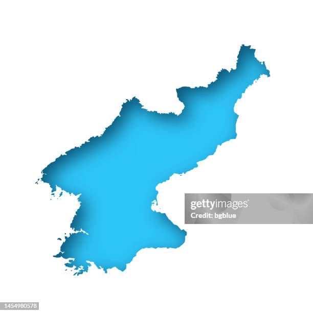 nordkorea karte - weißes papier ausgeschnitten auf blauem hintergrund - north korea stock-grafiken, -clipart, -cartoons und -symbole