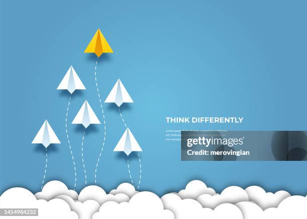 illustrations, cliparts, dessins animés et icônes de piloter des avions en papier. pensez différemment, leadership, tendances, solution créative et concept de manière unique. être différent - avion en papier