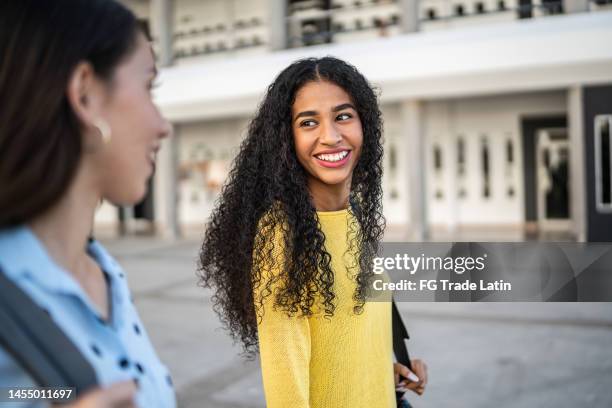 young woman talking with to her friend while arrive at university - gen z studio brats premiere of chicken girls arrivals stockfoto's en -beelden