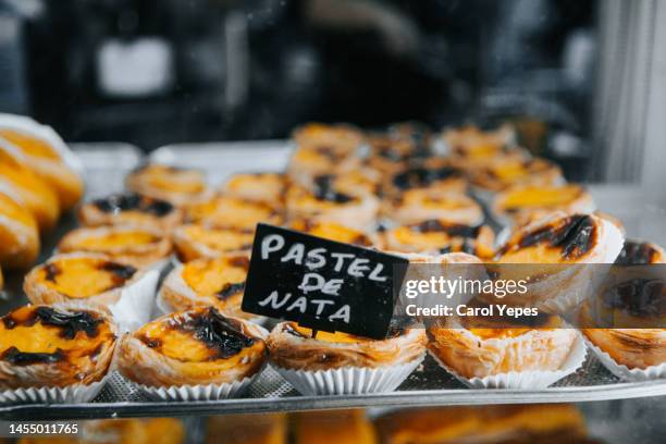 traditional portuguese pastry on window shop - province de lisbonne photos et images de collection
