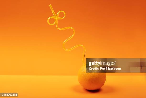 orange with straw - per mattisson stock-fotos und bilder