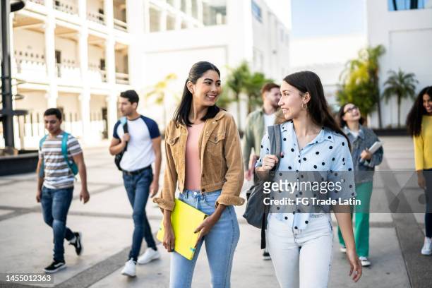 young friends talking while arriving at university - prima volta imagens e fotografias de stock