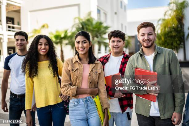 ritratto di giovani studenti all'università - gruppo di studenti campus foto e immagini stock