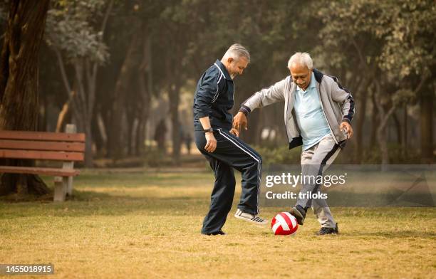 alte männerfreunde spielen mit ball im park - asian games day 2 stock-fotos und bilder